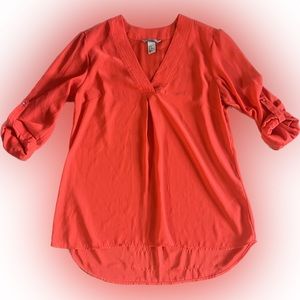 💖5/$25 H&M semi sheer v-Neck blouse 3/4 sleeves silver ball button size 10